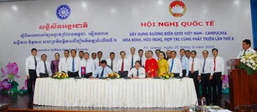 Đại diện Ủy ban Trung ương Mặt trận Tổ quốc Việt Nam và Ban Thường vụ Hội đồng Quốc gia Mặt trận Đoàn kết Phát triển Tổ quốc Campuchia ký Thông cáo chung kết quả hội nghị.