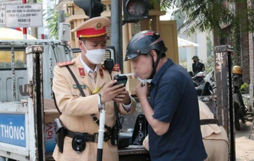 Hà Nội nghiêm cấm cán bộ, công chức can thiệp vào quá trình xử lý các vi phạm về trật tự giao thông.