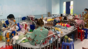 Thời điểm giao mùa, sự chênh lệch lớn về nhiệt độ giữa ngày và đêm khiến số trẻ viêm đường hô hấp tăng cao. 