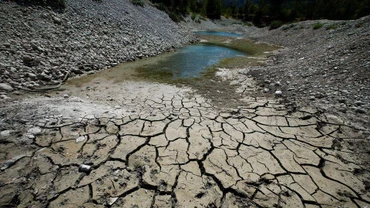 Bên bờ hồ Le Broc, Pháp, ngày 5/8/2022. (Ảnh: Reuters)