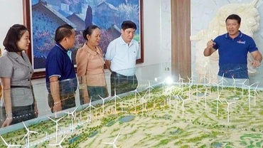 Các đại biểu nghe giới thiệu về dự án cụm trang trại điện gió B&T.