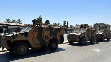 Xe của lực lượng vũ trang Libya chuẩn bị tiến vào khu vực xảy ra đụng độ tại thủ đô Tripoli, ngày 27/8/2022. (Ảnh: Reuters)