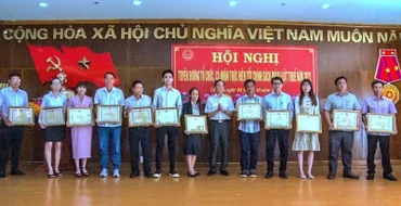 Trao Bằng khen, giấy khen cho tổ chức, cá nhân… tại Cà Mau thực hiện tốt chính sách pháp luật thuế năm 2021 vào chiều 31/10.