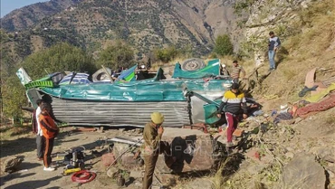 Hiện trường vụ tai nạn xe khách tại khu vực Kashmir của Ấn Độ ngày 15/11/2023. (Ảnh: AFP/TTXVN)
