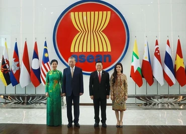 Tổng Bí thư Tô Lâm và Phu nhân cùng Tổng Thư ký ASEAN Kao Kim Hourn và Phu nhân tại Trụ sở Ban Thư ký ASEAN. (Ảnh: TTXVN)