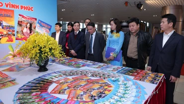 Các đồng chí lãnh đạo thăm gian trưng bày báo, tạp chí.