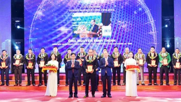 Các đồng chí lãnh đạo tỉnh Hà Tĩnh vinh danh các Doanh nhân Hà Tĩnh tiêu biểu năm 2023.
