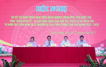 Các đồng chí chủ trì hội nghị.
