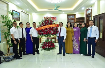 Đồng chí Chẩu Văn Lâm, Ủy viên Trung ương Đảng, Bí thư Tỉnh ủy Tuyên Quang chúc mừng Văn phòng đại diện Báo Nhân Dân tại Tuyên Quang.
