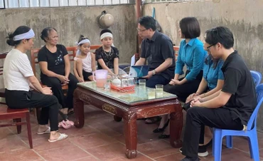 Chủ tịch Công đoàn Giáo dục Việt Nam Nguyễn Ngọc Ân thăm hỏi gia đình thầy cô giáo gặp tai nạn. 