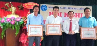 Đại diện lãnh đạo Ủy ban nhân dân tỉnh Bạc Liêu trao bằng khen tặng các đơn vị có nhiều thành tích trong công tác bảo hiểm xã hội. 