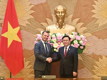 Chủ tịch Quốc hội Vương Đình Huệ chào mừng Phó Chủ tịch thứ nhất Hội đồng Liên bang Nga Andrey Yastkin thăm và làm việc tại Việt Nam.