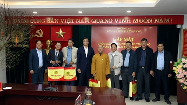 Lãnh đạo Công an tỉnh tặng quà chúc mừng chức sắc, chức việc các tôn giáo dịp Tết Nguyên đán Ất Tỵ 2025. 