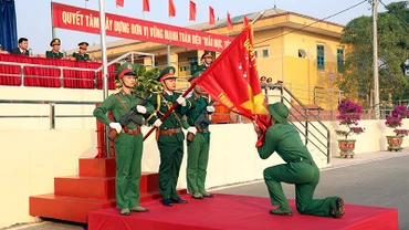 Quân nhân hoàn thành nghĩa vụ quân sự thực hiện nghi thức trong lễ tiễn quân nhân xuất ngũ.