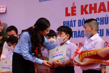 Bí thư Trung ương Đoàn, Chủ tịch Hội đồng Đội Trung ương Nguyễn Phạm Duy Trang trao học bổng cho học sinh vượt khó Trường tiểu học Nguyễn An Ninh.