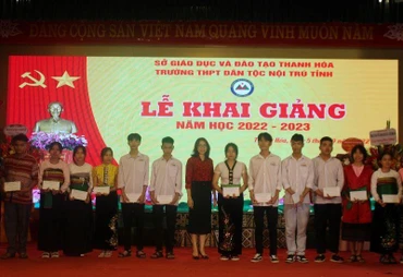 Đại diện doanh nghiệp trao tặng học bổng cho học sinh học tập tốt.