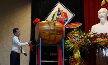 Bí thư Thành uỷ Đà Nẵng Nguyễn Văn Quảng đánh trống khai giảng năm học mới tại trường THPT chuyên Lê Quý Đôn.