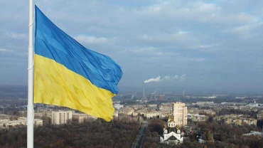 Quốc kỳ Ukraine tại TP Kramatorsk, ngày 25/12/2021. (Ảnh: Reuters)
