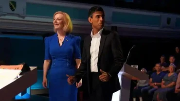 Bà Liz Truss và ông Rishi Sunak trước khi bước vào vòng tranh luận. (Ảnh: Reuters)