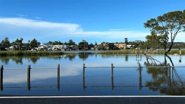 Khu vực Narrabeen ở phía bắc Sydney bị ngập sau trận mưa trong đêm 5/4/2024. (Ảnh: ABC News)