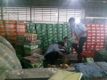  Công chức Hải quan An Giang kiểm đếm nước ngọt nhập khẩu vi phạm (Ảnh: haiquanonline. com.vn)