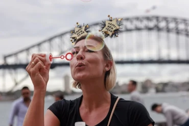 Chị Amelie Faes (Paris, Pháp) hòa mình vào dòng người đông đúc tại cảng Sydney. (Ảnh: The Sydney Morning Herald)