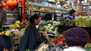Người dân mua sắm bên trong một siêu thị tại London. (Ảnh: Reuters)