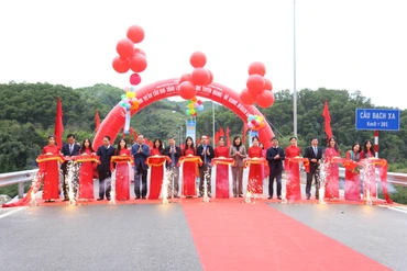 Các đại biểu cắt băng khánh thành cầu Bạch Xa qua sông Lô.