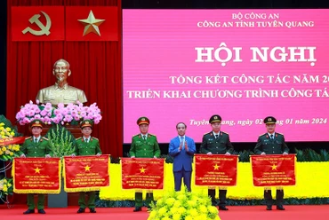 Đồng chí Chẩu Văn Lâm, Ủy viên Trung ương Đảng, Bí thư Tỉnh ủy, Trưởng Đoàn đại biểu Quốc hội tỉnh trao cờ thi đua của Ủy ban nhân dân tỉnh Tuyên Quang cho các tập thể.