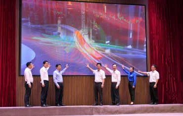 Các đồng chí lãnh đạo tỉnh Hà Giang bấm nút phát động cuộc thi tìm hiểu chuyển đổi số.
