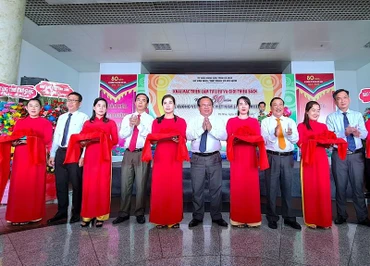 Đại biểu cắt băng khai mạc triển lãm hình ảnh, hiện vật, tư liệu và sách với chủ đề 80 năm ra đời “Đề cương về văn hóa Việt Nam” tại Cà Mau.