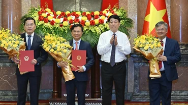 Chủ tịch nước Lương Cường trao quyết định và tặng hoa chúc mừng ba đồng chí được bổ nhiệm.