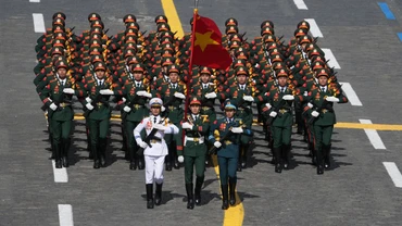Đoàn Quân đội nhân dân Việt Nam tiến qua lễ đài duyệt binh Ngày Chiến thắng. 