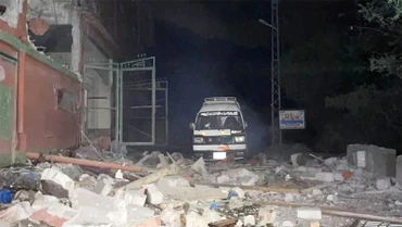 Tòa nhà bị phá hủy sau vụ tấn công bằng tên lửa của Ấn Độ tại Muzaffarabad thuộc khu vực Kashmir do Pakistan quản lý, ngày 7/5/2025. (Ảnh: THX/TTXVN)