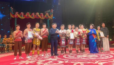 Ban Tổ chức trao Huy chương Vàng cho các tiết mục xuất sắc nhất.