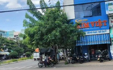 Nơi xảy ra vụ đập phá tiệm vàng.