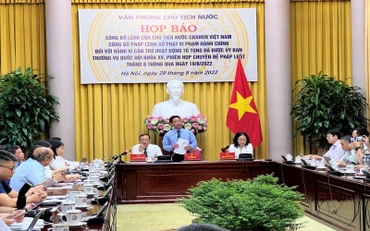 Toàn cảnh buổi họp báo.
