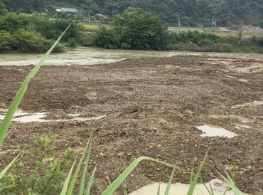 Một khu vực bị đào xới để khai thác cát, sỏi ở mỏ Hợp Thành-Hát Lài. Ảnh: TUẤN SƠN.