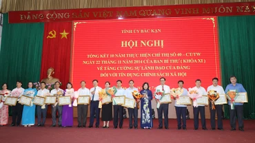 Trao bằng khen cho các tập thể, cá nhân có thành tích xuất sắc. (Ảnh: TUẤN SƠN)