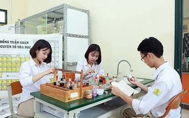 Trường THPT Phan Huy Chú, quận Đống Đa (Hà Nội) là một trong những trường chuyển sang tự chủ tài chính thành công. (Trong ảnh: Giờ thực hành của học sinh Trường THPT Phan Huy Chú.) (Ảnh: HÀ THU)