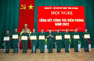 Đại tá Phạm Minh Giang (giữa), Chính ủy Bộ đội Biên phòng Cà Mau trao khen thưởng cho các tập thể trong phòng trào thi đua quyết thắng năm 2022.