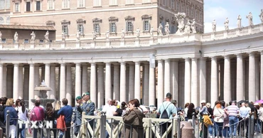 Lực lượng Hiến binh và cảnh sát tại Quảng trường San Pietro (nơi đặt linh cữu của Giáo hoàng Francis). (Ảnh: Trường Dụy/TTXVN)