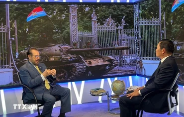 Nhà ngoại giao kỳ cựu kiêm nhà báo nổi tiếng Venezuela Khách mời Julio Cesar Pineda (bìa bên trái) chia sẻ tại chương trình. (Ảnh: Đài truyền hình Globovisión cung cấp, TTXVN phát)