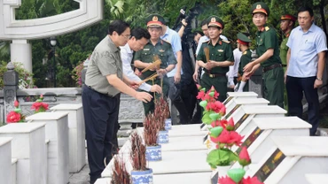 [Ảnh] Thủ tướng Phạm Minh Chính dâng hương tại Nghĩa trang Liệt sĩ quốc gia Vị Xuyên