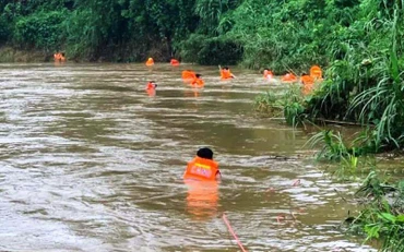 Lực lượng cứu hộ Công an huyện Bát Xát (Lào Cai) tìm kiếm nạn nhân bị lũ cuốn ở xã Quang Kim, huyện Bát Xát (Lào Cai).