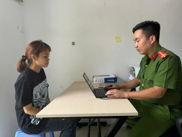 Công an thành phố Vĩnh Yên lấy lời khai của đối tượng.