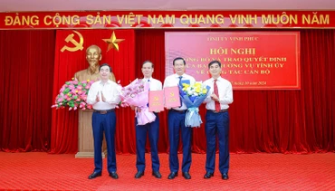 Lãnh đạo Tỉnh ủy chúc mừng hai đồng chí mới được điều động, phân công nhiệm vụ.