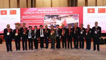 Các cựu chiến binh từng tham gia giúp đỡ Việt Nam trong cuộc kháng chiến chống Mỹ, cứu nước chụp ảnh lưu niệm tại Lễ kỷ niệm 75 năm thiết lập quan hệ ngoại giao Việt Nam-Trung Quốc, tại Bắc Kinh. Ảnh: HỒ QUÂN 