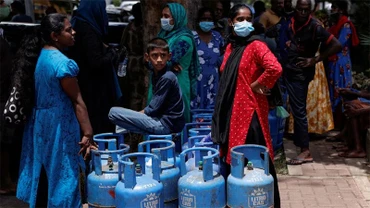 Người dân xếp hàng để mua gas tại Colombo, Sri Lanka, ngày 23/5/2022. (Ảnh: Reuters)