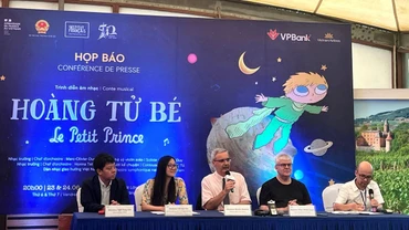 Đại sứ Pháp tại Việt Nam Nicholas Warnery chia sẻ các thông tin về chương trình biểu diễn “Hoàng tử bé”.